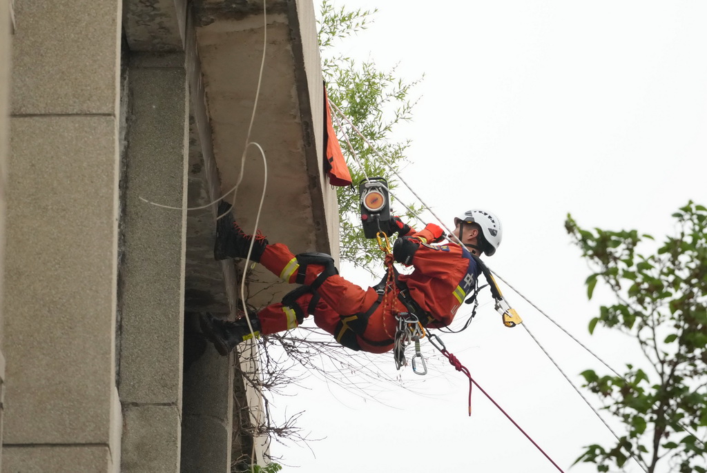 5月7日，地震救援队员在利用绳索系统进行演练。