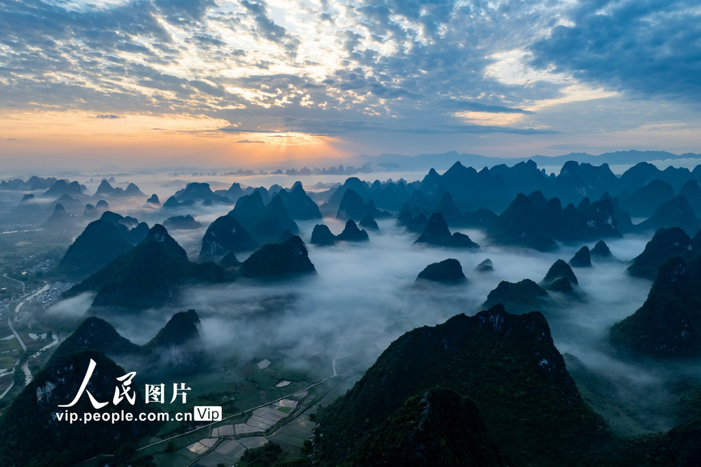 广西荔浦：雨后喀斯特峰林景美如画
