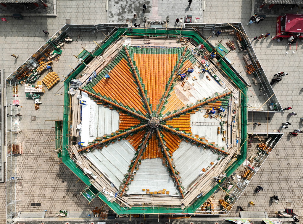 这是2025年4月6日拍摄的保养维护中的沈阳故宫大政殿（无人机照片）。新华社记者 李钢 摄