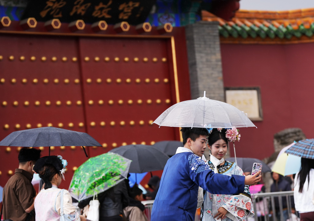 2025年5月3日，游客在沈阳故宫门前打卡拍照。新华社记者 李钢 摄