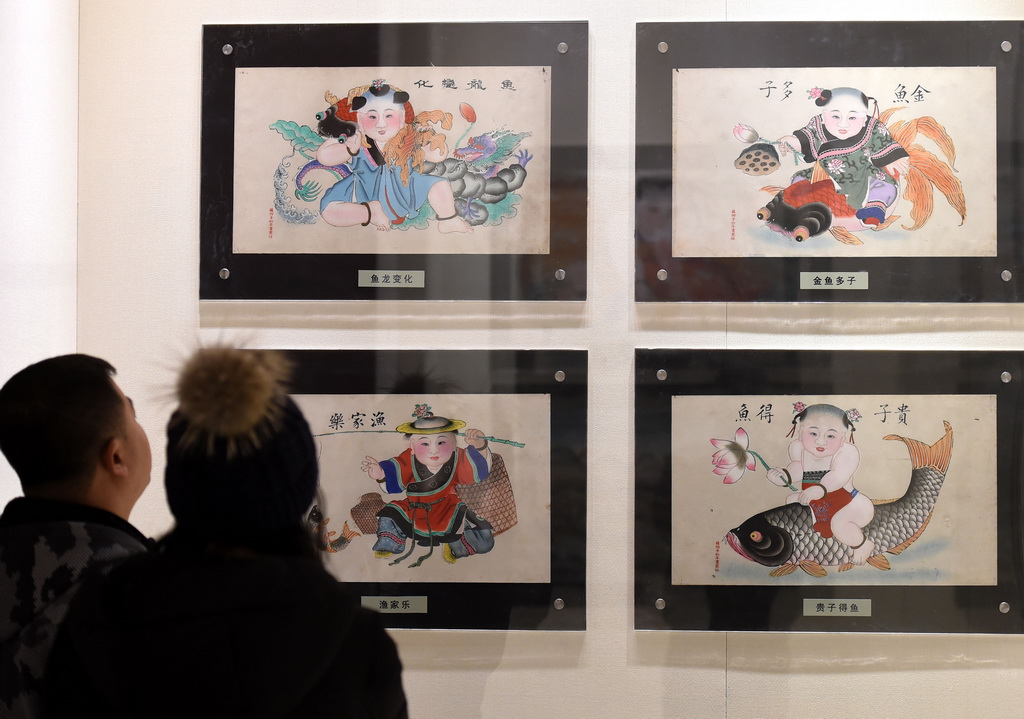 2017年1月19日，观众在沈阳故宫参观院藏年画展。新华社记者 李钢 摄