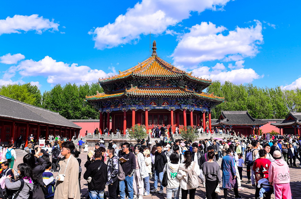 2023年4月30日，游客在沈阳故宫参观。新华社记者 杨青 摄