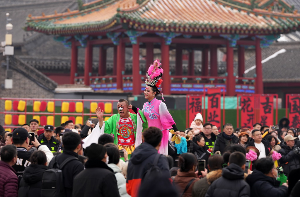 2024年2月24日,演员在沈阳故宫的大政殿前广场表演辽宁海城高跷。沈阳故宫连续多年举办“沈阳故宫过大年”大型文化系列活动。新华社记者 李钢 摄