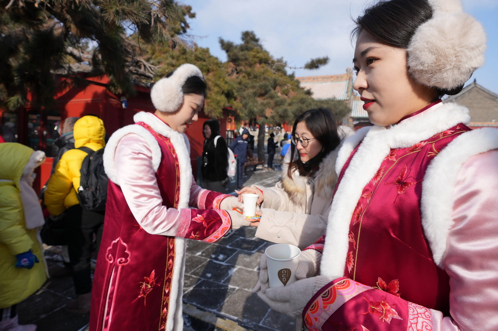 2024年1月21日，沈阳故宫工作人员为游客提供姜糖水和暖贴。新华社记者 李钢 摄