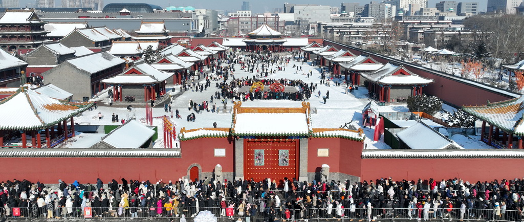 2025年1月31日，游客在沈阳故宫参观（无人机照片）。新华社记者 李钢 摄