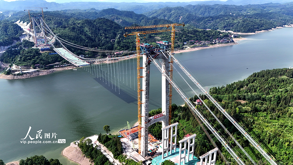 湖南怀化：洞庭溪沅水特大桥建设正酣