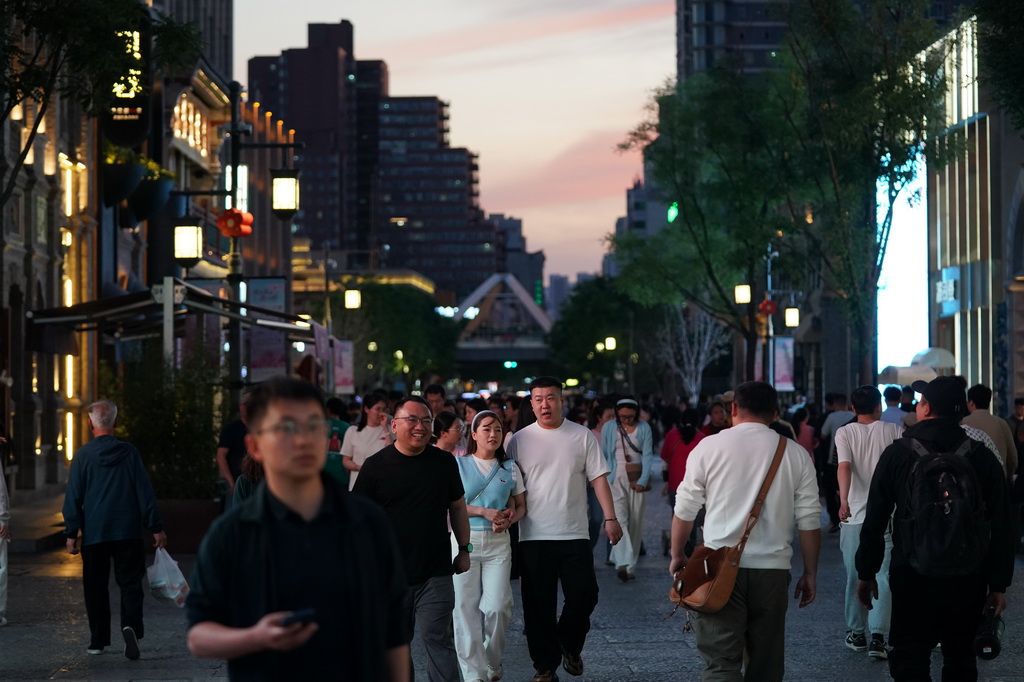5月14日，游客在太原市钟楼街游览。