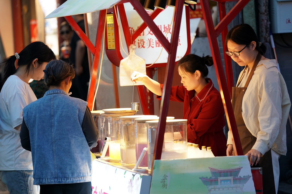 5月14日，游客在太原市食品街购买食品。