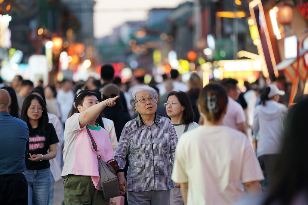 5月14日，游客在太原市食品街游览。
