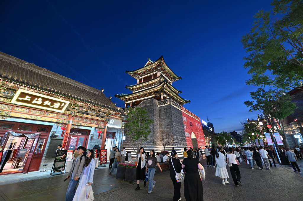 5月14日，游客在太原市钟楼街游览。