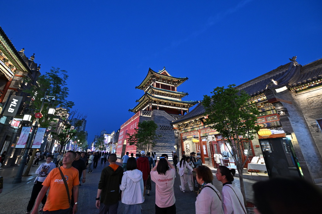 5月14日，游客在太原市钟楼街游览。