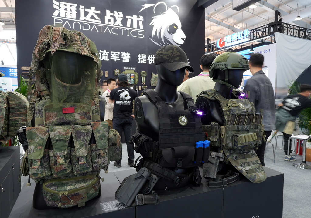  5月14日在第十二届中国国际警用装备博览会上拍摄的战术背心。新华社记者 才扬 摄