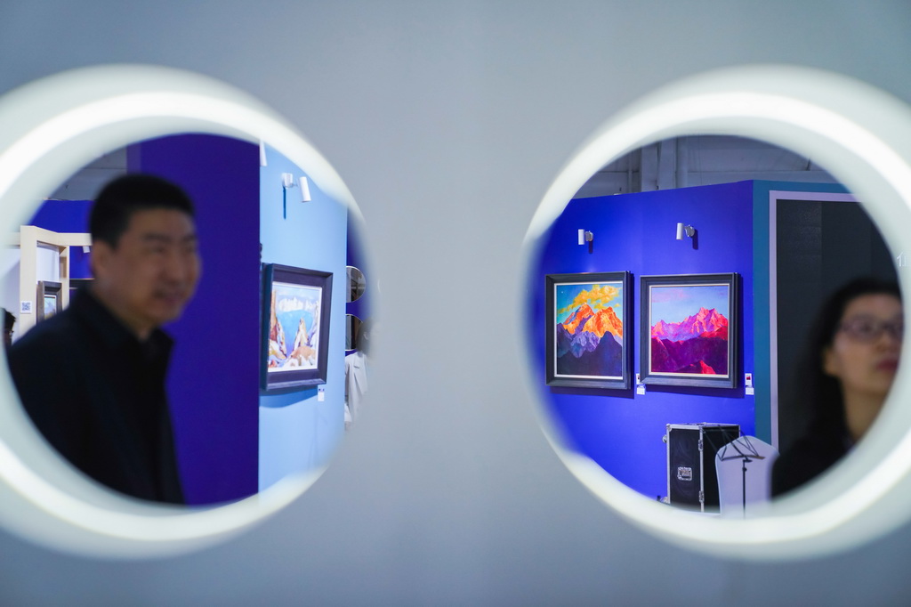 5月15日，参观者在主题油画作品展现场参观。