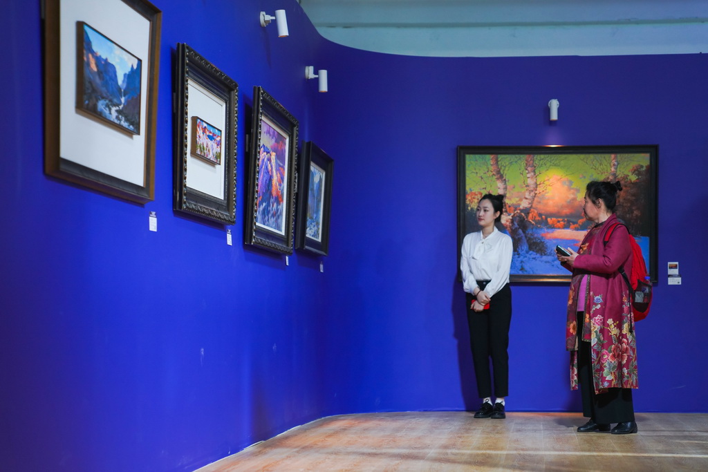5月15日，参观者在主题油画作品展现场参观。
