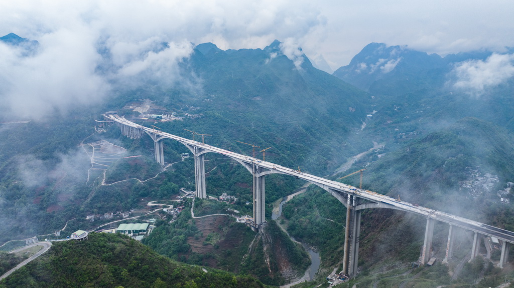 这是顺利实现合龙的纳晴高速六枝特大桥（5月15日摄，无人机照片）。