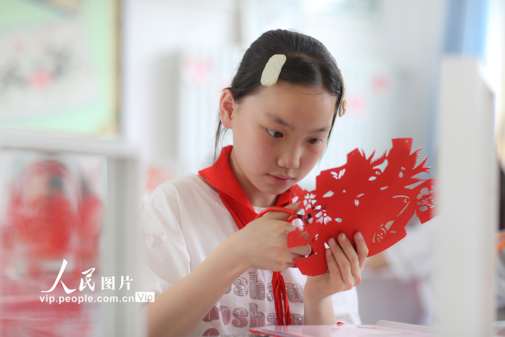2025年5月17日，在陕西省旬邑县逸夫小学，学生学习剪纸。