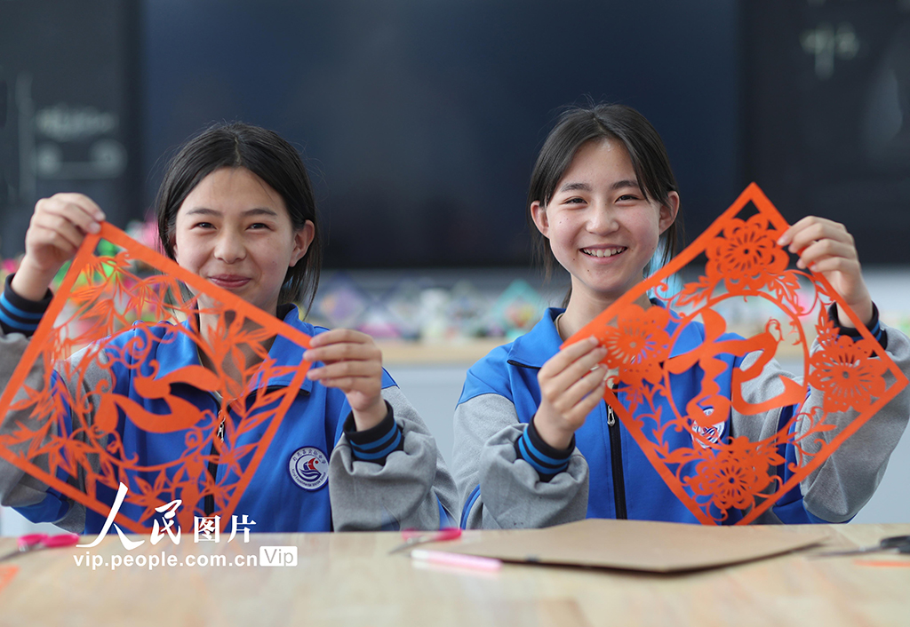 2025年5月17日，在陕西省旬邑县实验中学，学生展示剪纸作品。