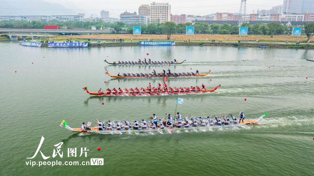 浙江温州：传统龙舟大赛举行