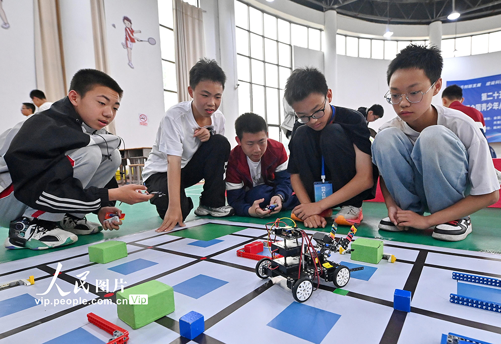 江西金溪：机器人竞赛激发青少年科技兴趣