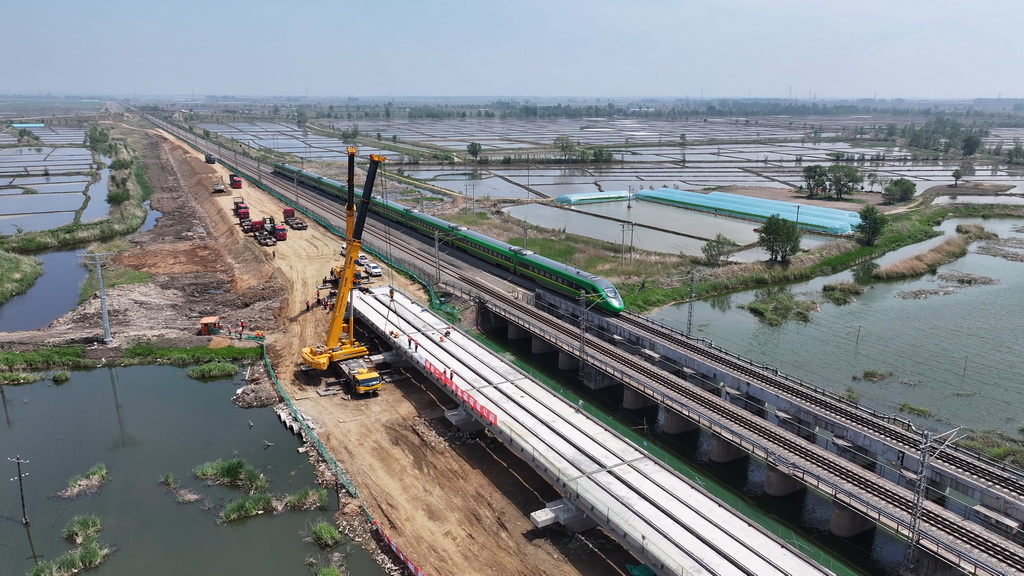 这是5月19日拍摄的沈山铁路鸭子河中桥新建大桥架梁工程施工现场（无人机照片）。