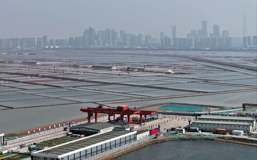 5月19日拍摄的津潍高铁津沽海河隧道盾构工区一角（无人机照片）。