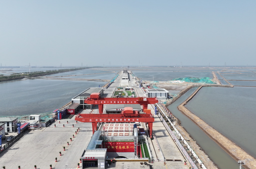 5月19日拍摄的津潍高铁津沽海河隧道盾构工区（无人机照片）。
