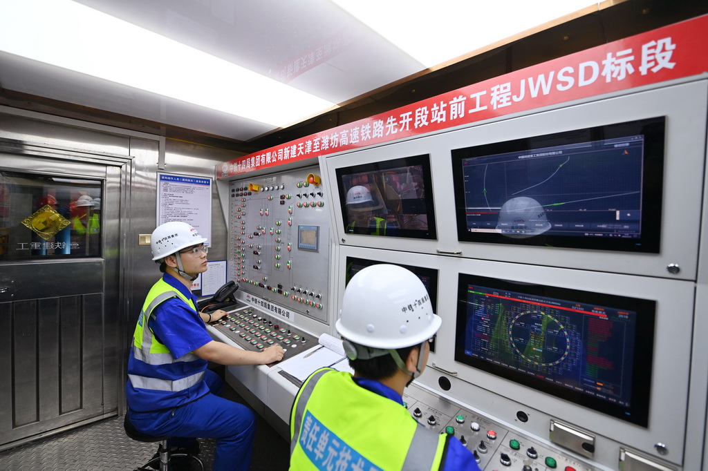 5月19日，中铁十四局的建设者在盾构机施工现场工作。