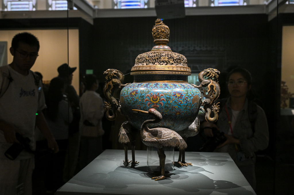 这是展出的清代掐丝珐琅鹤足炉（5月19日摄）。
