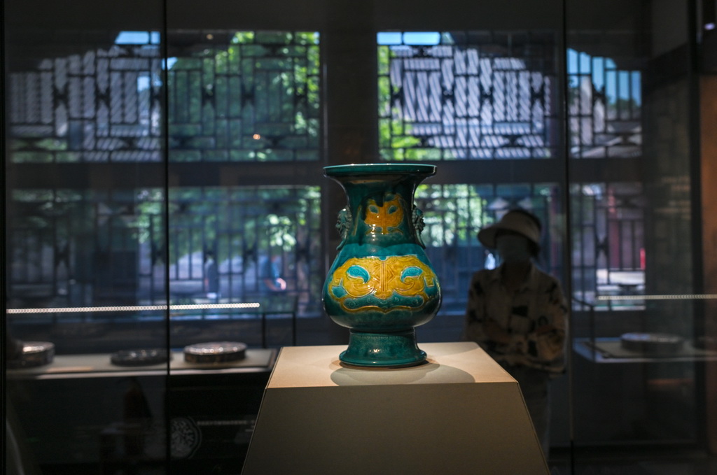 这是展出的清代珐华三彩刻划兽面纹铺首耳琵琶尊（5月19日摄）。
