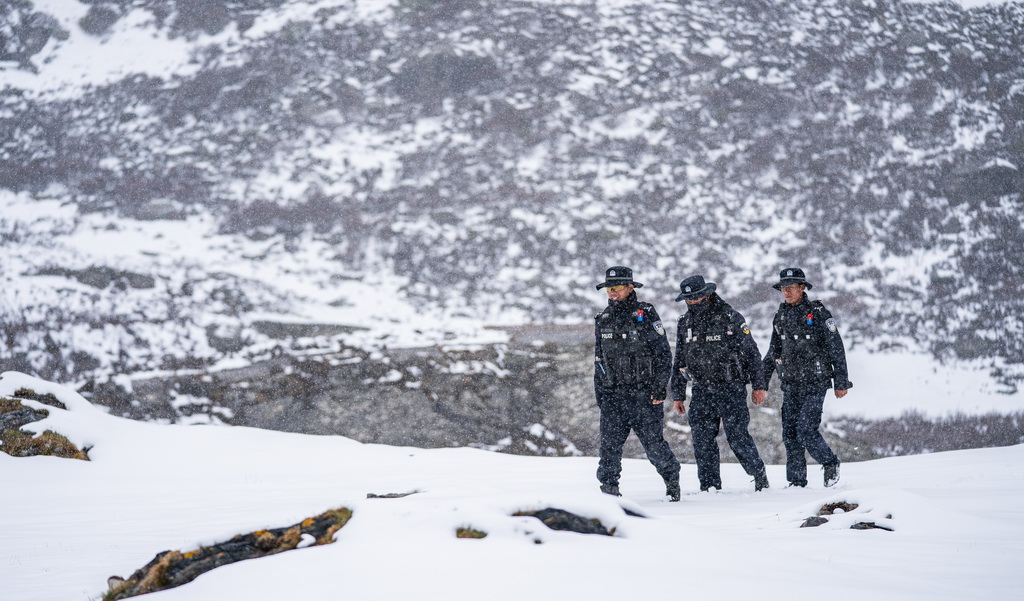 在那曲市索县西昌乡，当地民警在虫草采挖区巡逻，确保牧民不在恶劣天气采挖虫草（5月18日摄）。