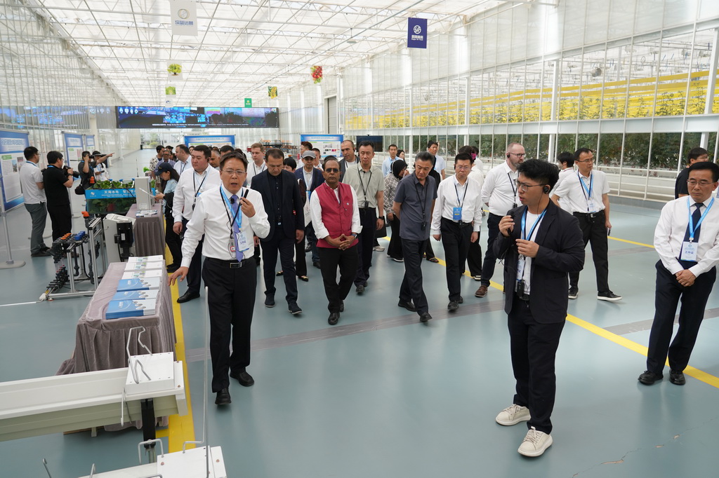 5月19日，与会人员在陕西杨凌智慧农业示范园进行实地考察。