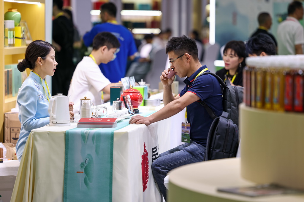 5月21日，观众在第七届中国国际茶叶博览会湖北组团展区品茶。