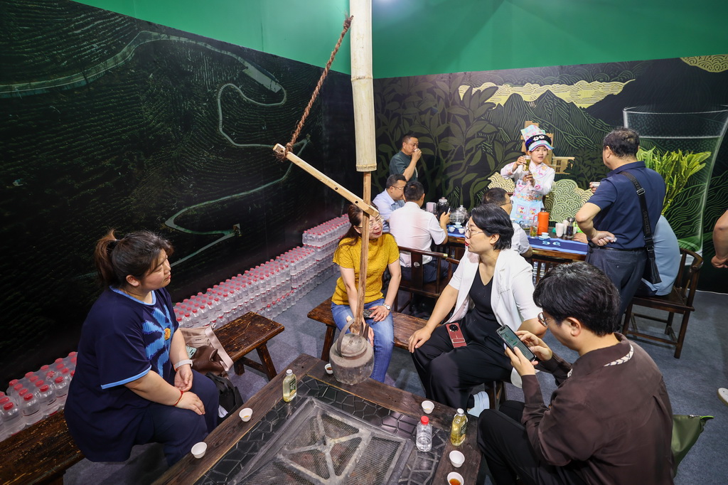 5月21日，观众在第七届中国国际茶叶博览会北川苔子茶展区品茶。