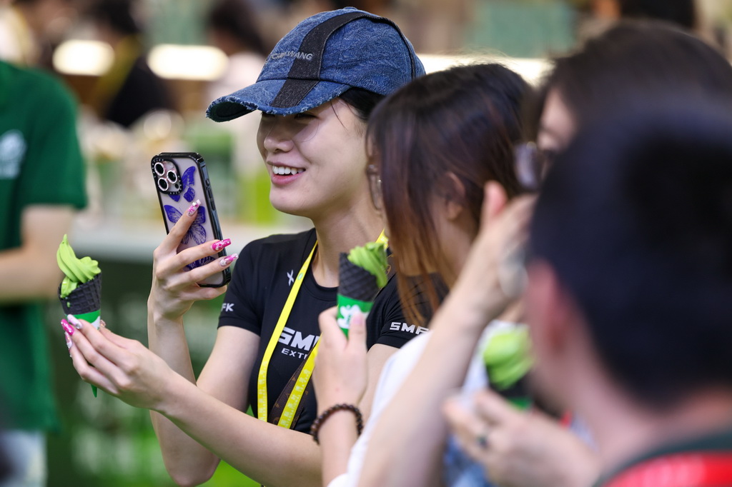 5月21日，观众在第七届中国国际茶叶博览会现场品尝抹茶冰激凌。