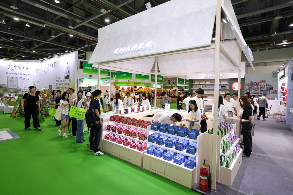 5月21日，观众在第七届中国国际茶叶博览会现场参观一家茶饮企业展区。