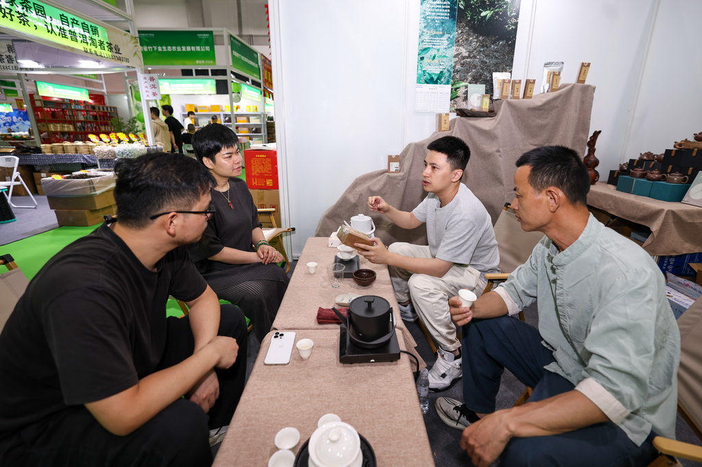 5月21日，观众在第七届中国国际茶叶博览会现场品尝福鼎白茶。