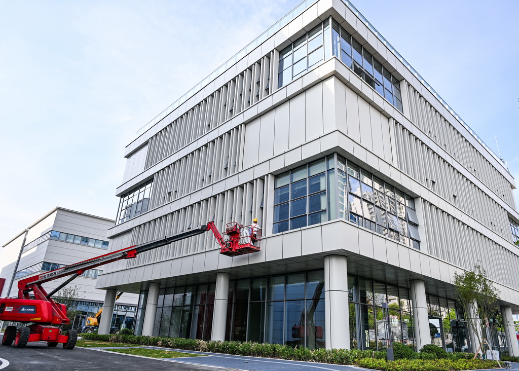 5月21日，工人在重庆永川科技片场二期项目作业。