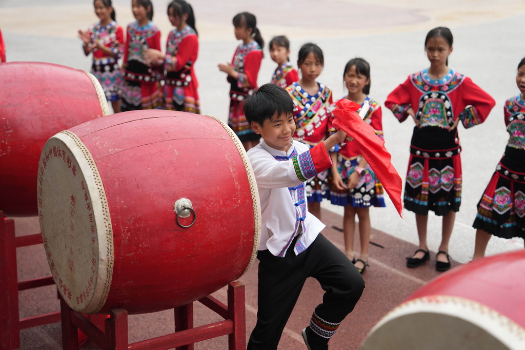 5月21日，学生在吉首市寨阳乡中心完小练习苗鼓。