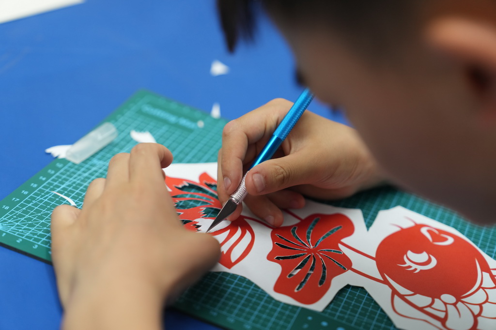 5月21日，学生在吉首市芙蓉学校学习踏虎凿花（剪纸）技艺。