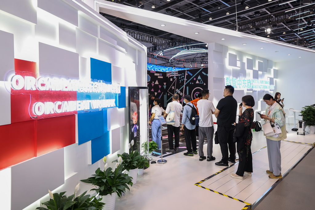 5月22日,观众在第四届中国-中东欧国家博览会暨国际消费品博览会现场排队等待参观“数智中东欧”展区。新华社记者 江汉 摄