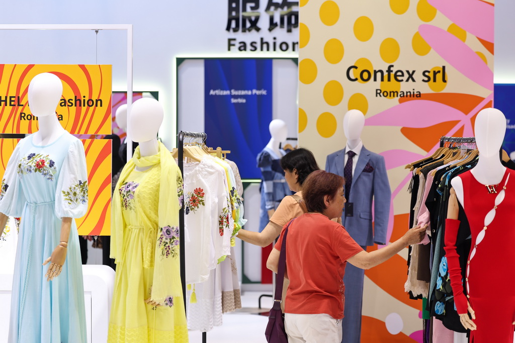5月22日，观众在第四届中国－中东欧国家博览会暨国际消费品博览会现场参观服饰展区。新华社记者 江汉 摄