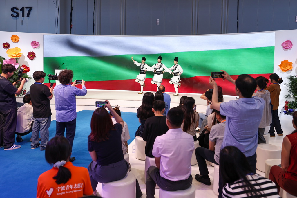 5月22日，观众在第四届中国－中东欧国家博览会暨国际消费品博览会现场欣赏保加利亚文艺表演。新华社记者 江汉 摄