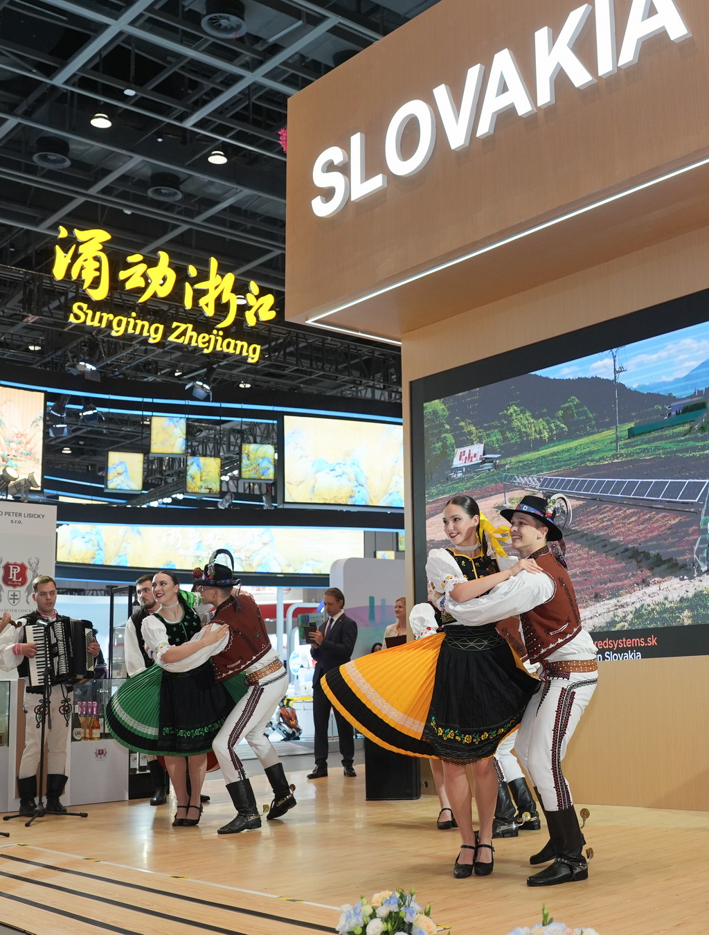 5月22日，来自斯洛伐克的表演者在中东欧展馆进行传统舞蹈表演。新华社记者 黄宗治 摄