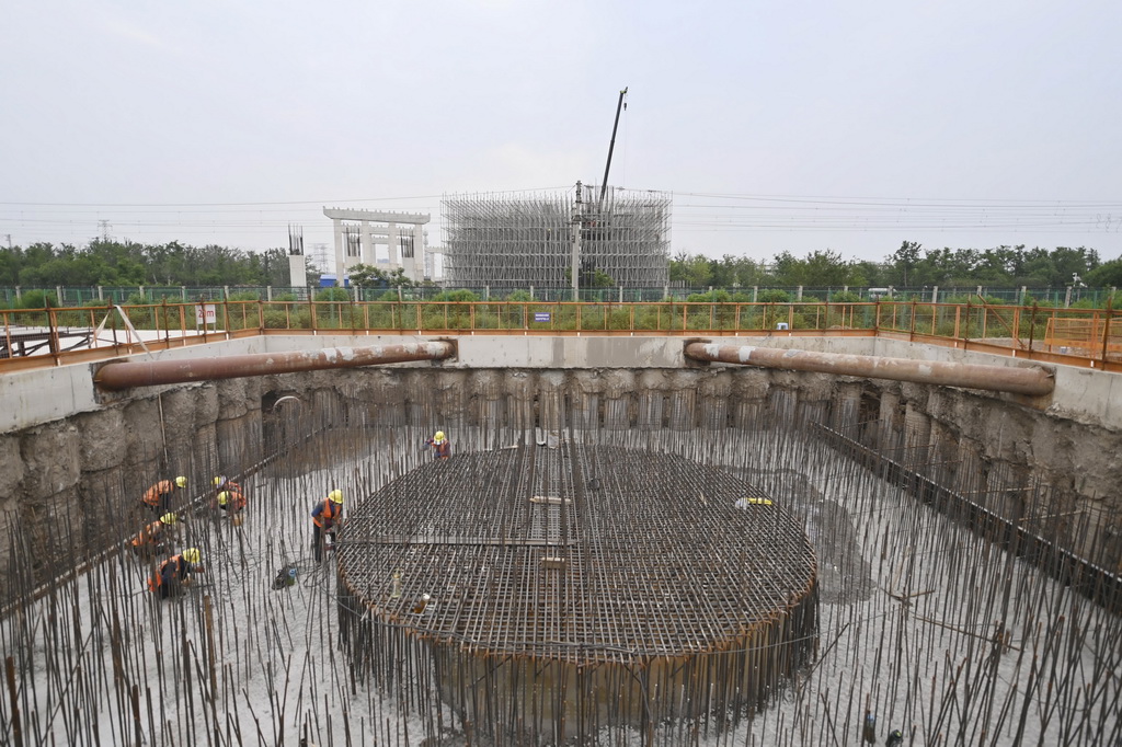 5月22日，中铁十八局的建设者在施工现场作业。