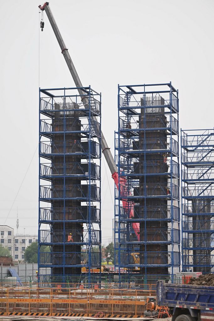5月22日，中铁十八局的建设者在施工现场作业。