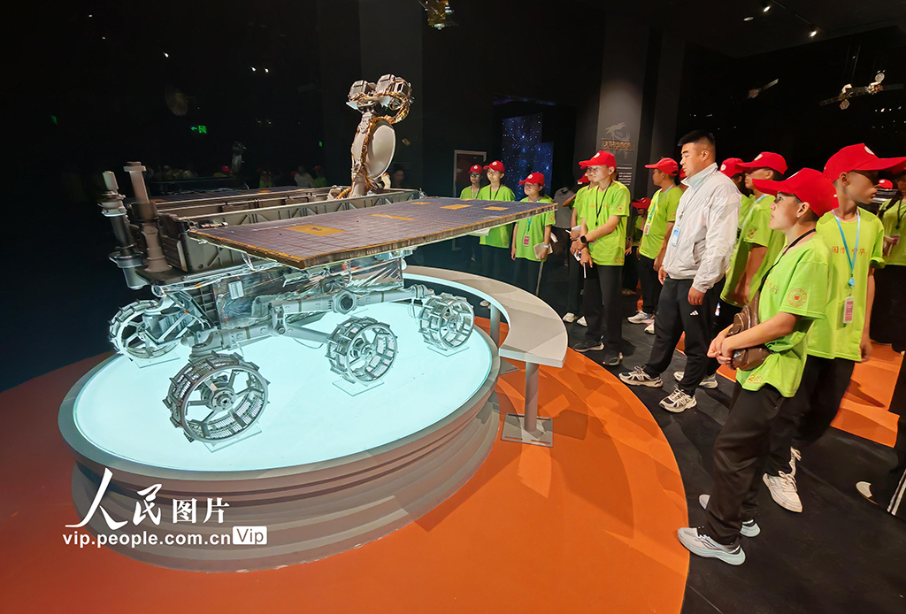 新疆乌鲁木齐：“无穹—中国·航天科技馆”迎来首批游客【2】