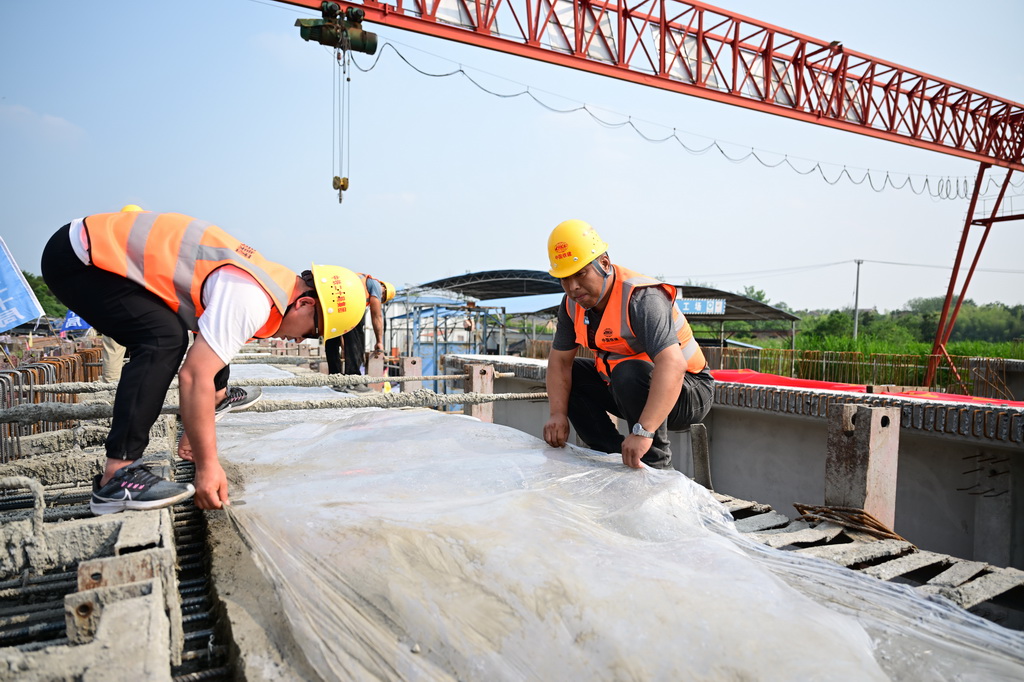 5月26日，工人在铜陵江北港铁路专用线T梁预制施工现场作业。