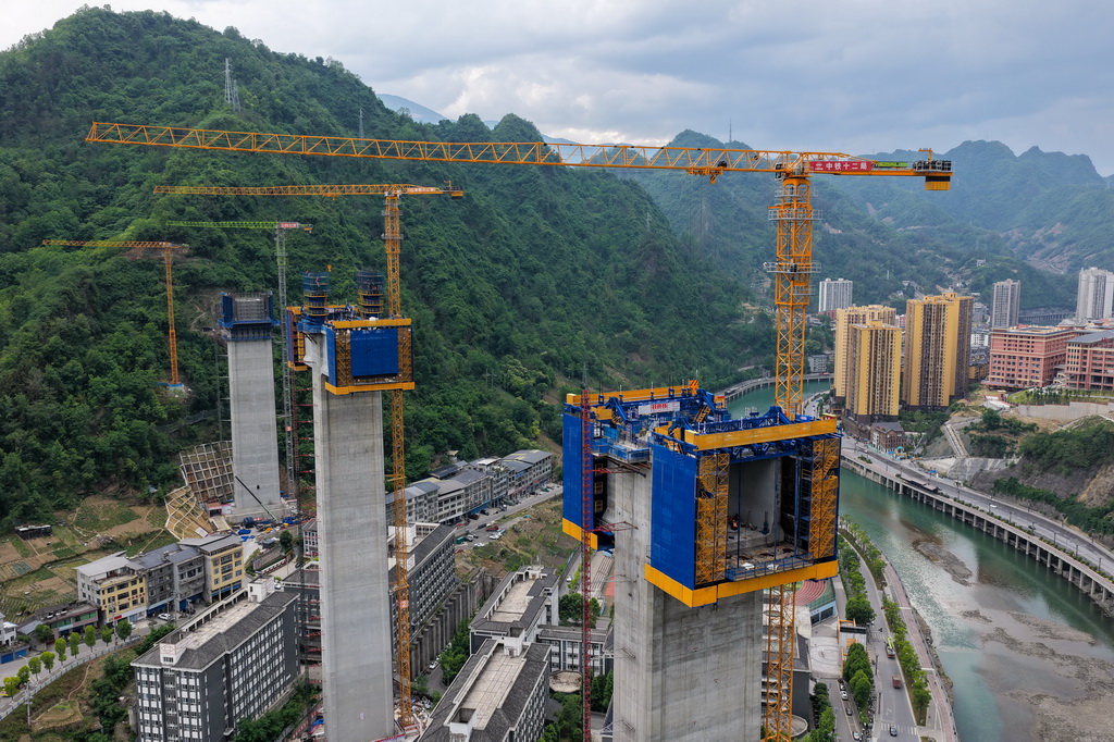 这是5月26日拍摄的西渝高铁任河特大桥建设现场（无人机照片）。