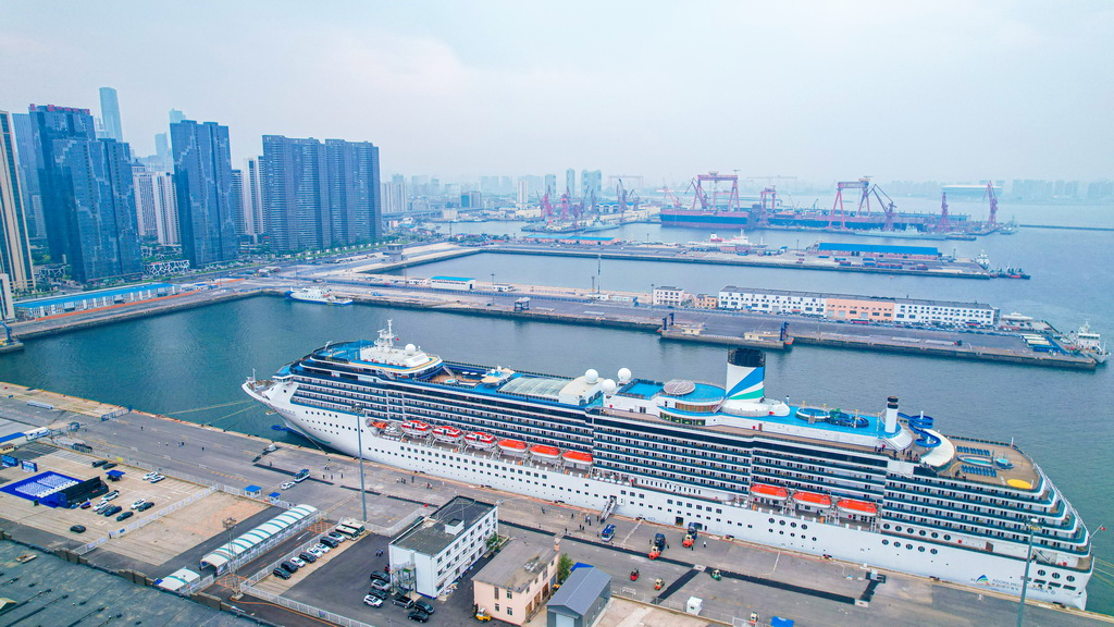 5月27日拍摄的停靠在大连港国际邮轮中心泊位的“爱达·地中海”号（无人机照片）。