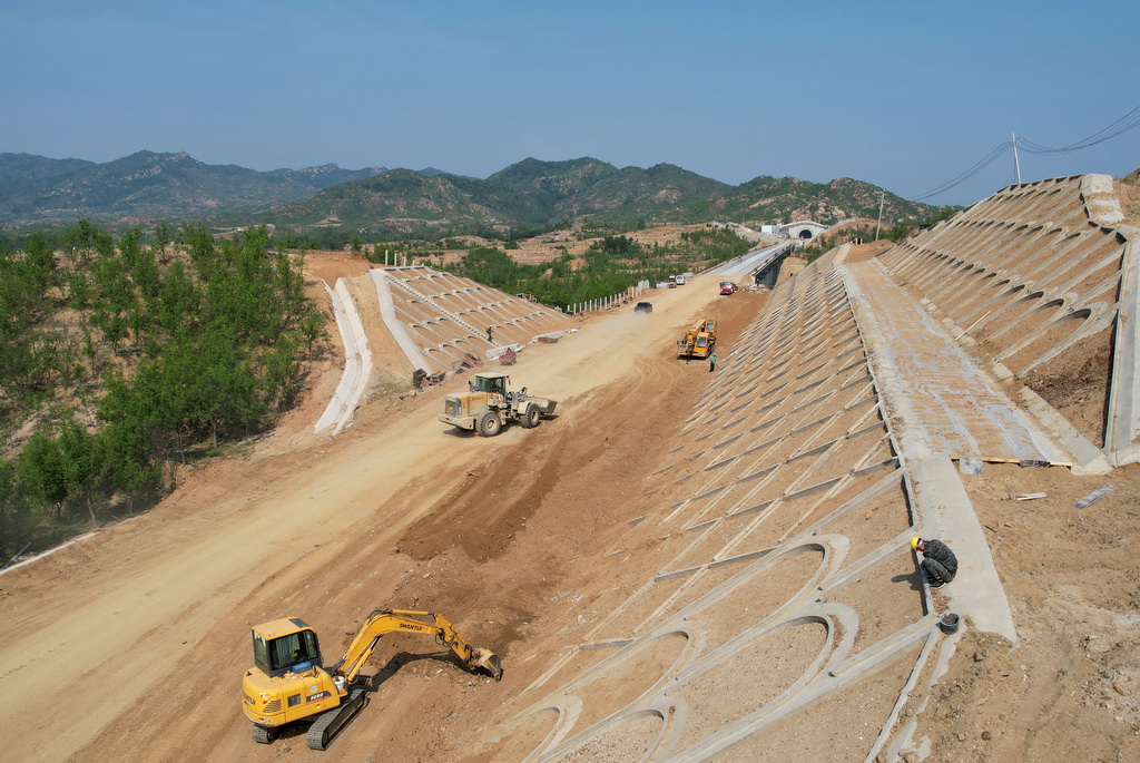 5月27日，中铁十八局集团的工人在雄忻高铁河北段站前四标建设工地施工（无人机照片）。
